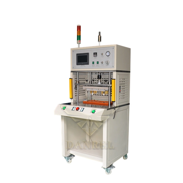 工業現場中的自動焊接設備維修與檢測情境