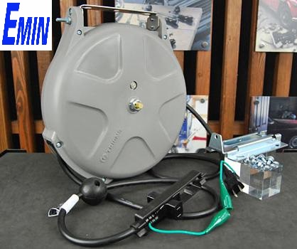 工場や整備現場で使用されるホースリールのイメージ