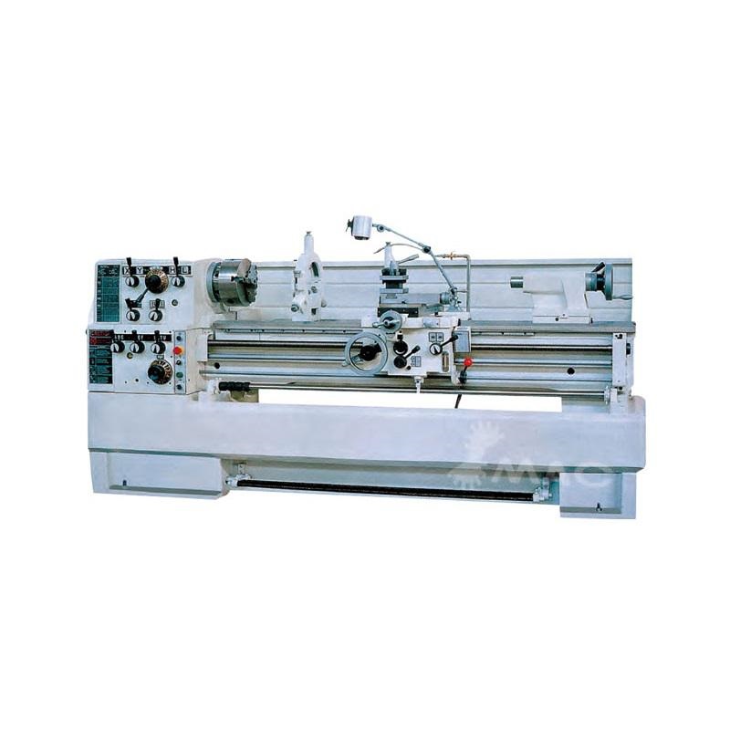 工業現場中的金屬車床維修與檢查作業示意